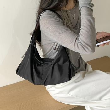 Nylonová dámska taška cez rameno, tvar vankúša, zapínanie na zips, podšívka z polyesteru, skrytá zipsová kapsa a kapsa na ID, mestský jednoduchý štýl