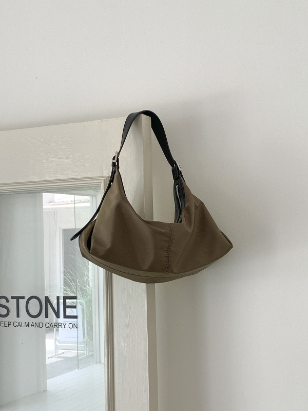 Nylonová dámska taška cez rameno, tvar vankúša, zapínanie na zips, podšívka z polyesteru, skrytá zipsová kapsa a kapsa na ID, mestský jednoduchý štýl