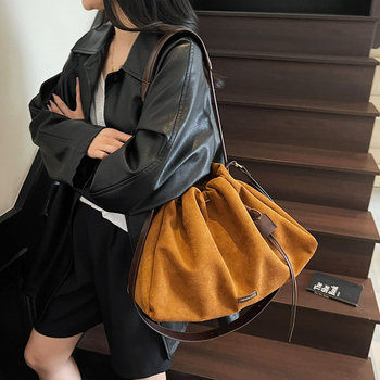 Dámska velúr taška cez rameno, horizontálny štvorcový tvar, magnetické zapínanie, vnútorná kapsa na telefón a laminovaná kapsa so zipsom, jedna ramenná popruh