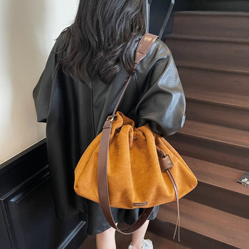 Dámska velúr taška cez rameno, horizontálny štvorcový tvar, magnetické zapínanie, vnútorná kapsa na telefón a laminovaná kapsa so zipsom, jedna ramenná popruh