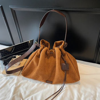 Dámska velúr taška cez rameno, horizontálny štvorcový tvar, magnetické zapínanie, vnútorná kapsa na telefón a laminovaná kapsa so zipsom, jedna ramenná popruh