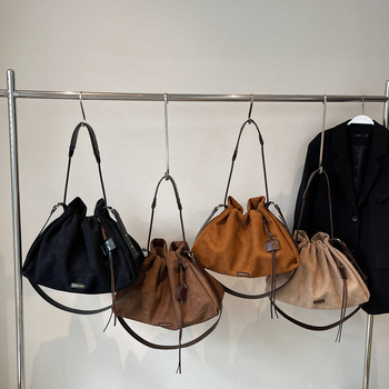 Dámska velúr taška cez rameno, horizontálny štvorcový tvar, magnetické zapínanie, vnútorná kapsa na telefón a laminovaná kapsa so zipsom, jedna ramenná popruh