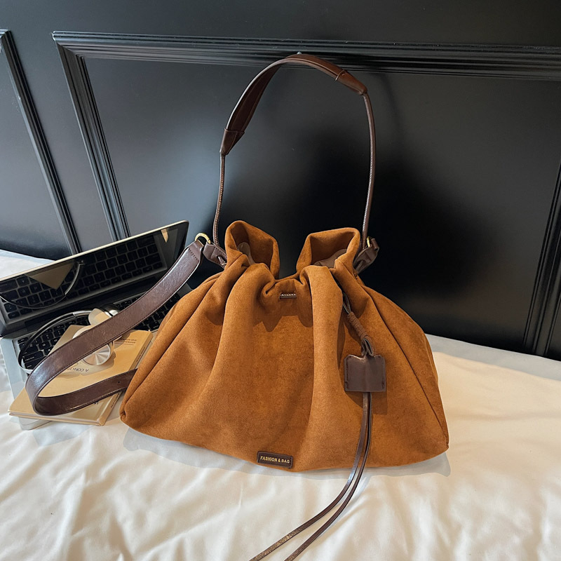 Dámska velúr taška cez rameno, horizontálny štvorcový tvar, magnetické zapínanie, vnútorná kapsa na telefón a laminovaná kapsa so zipsom, jedna ramenná popruh