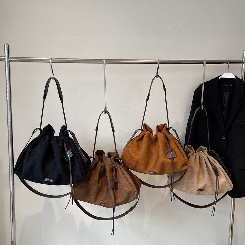 Dámska velúr taška cez rameno, horizontálny štvorcový tvar, magnetické zapínanie, vnútorná kapsa na telefón a laminovaná kapsa so zipsom, jedna ramenná popruh