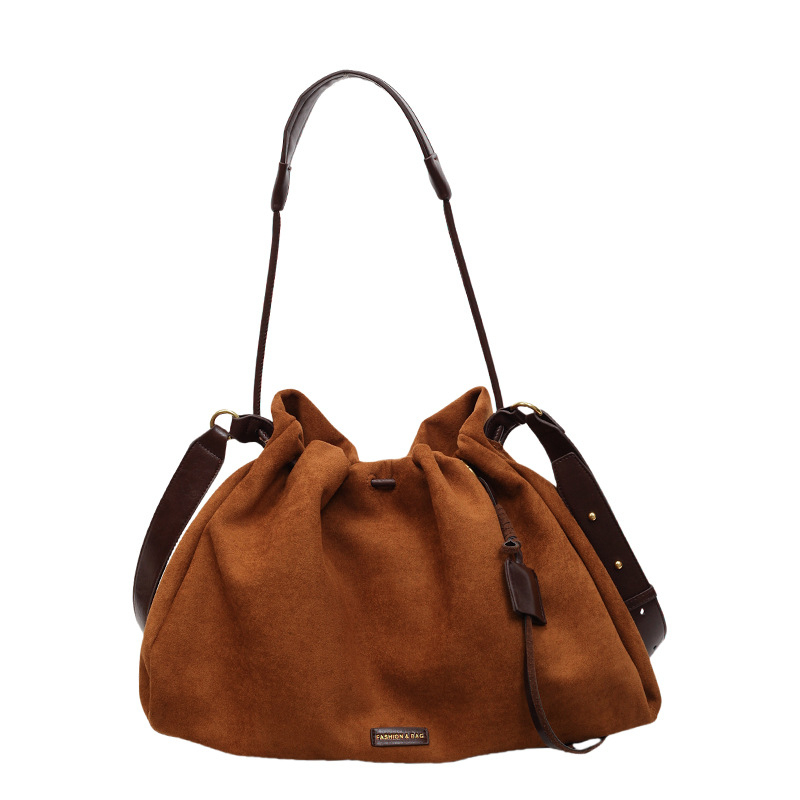 Dámska velúr taška cez rameno, horizontálny štvorcový tvar, magnetické zapínanie, vnútorná kapsa na telefón a laminovaná kapsa so zipsom, jedna ramenná popruh