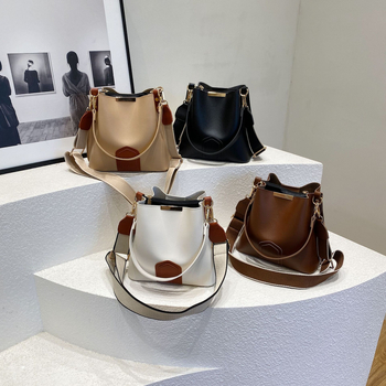 Bucket taška — PU materiál, oválny tvar, magnetické zapínanie, vnútorné vrecká so zipsom, vrecko na telefón, vrecko na ID, jar 2025