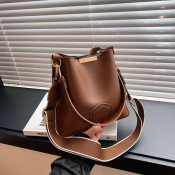 Bucket taška — PU materiál, oválny tvar, magnetické zapínanie, vnútorné vrecká so zipsom, vrecko na telefón, vrecko na ID, jar 2025