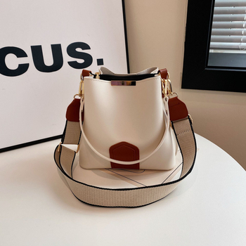 Bucket taška — PU materiál, oválny tvar, magnetické zapínanie, vnútorné vrecká so zipsom, vrecko na telefón, vrecko na ID, jar 2025