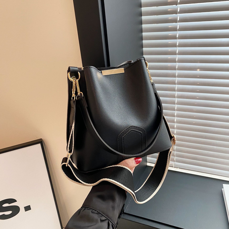 Bucket taška — PU materiál, oválny tvar, magnetické zapínanie, vnútorné vrecká so zipsom, vrecko na telefón, vrecko na ID, jar 2025