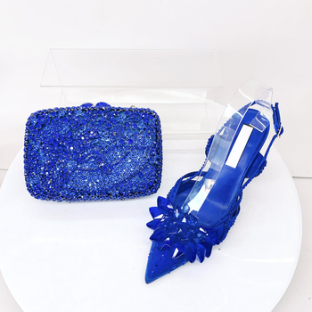 Дамски комплект обувки и чанти с кристали - нисък ток, заострен нос, обувки с една презрамка и катарама, копринена горна част, овча кожа вътрешен материал