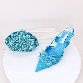 Дамски комплект обувки и чанти с кристали - нисък ток, заострен нос, обувки с една презрамка и катарама, копринена горна част, овча кожа вътрешен материал
