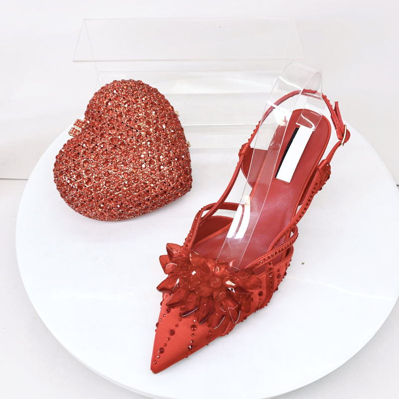 Дамски комплект обувки и чанти с кристали - нисък ток, заострен нос, обувки с една презрамка и катарама, копринена горна част, овча кожа вътрешен материал