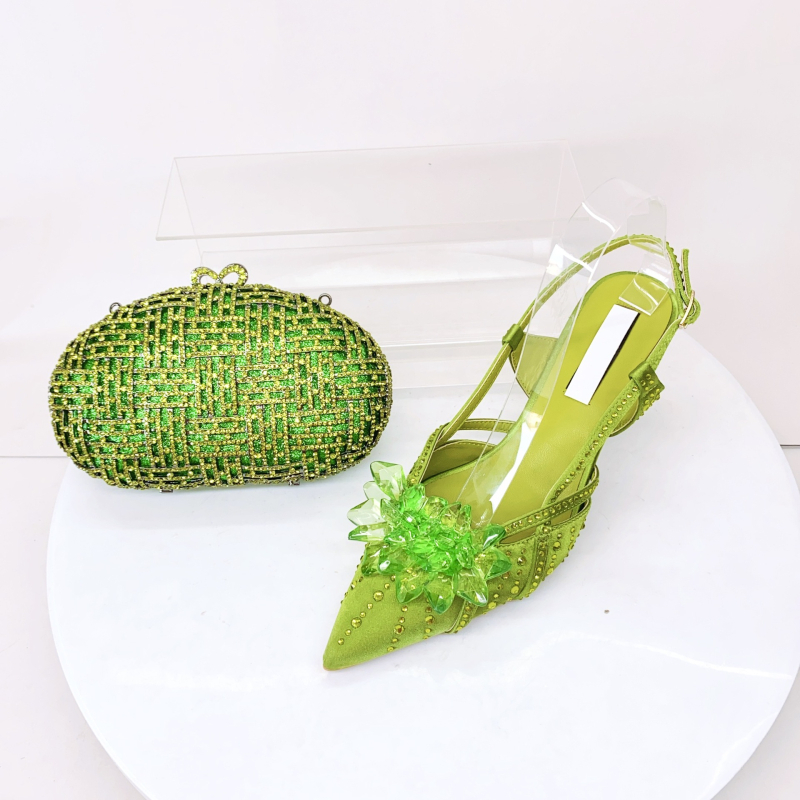 Дамски комплект обувки и чанти с кристали - нисък ток, заострен нос, обувки с една презрамка и катарама, копринена горна част, овча кожа вътрешен материал