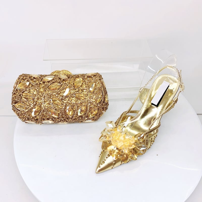 Дамски комплект обувки и чанти с кристали - нисък ток, заострен нос, обувки с една презрамка и катарама, копринена горна част, овча кожа вътрешен материал