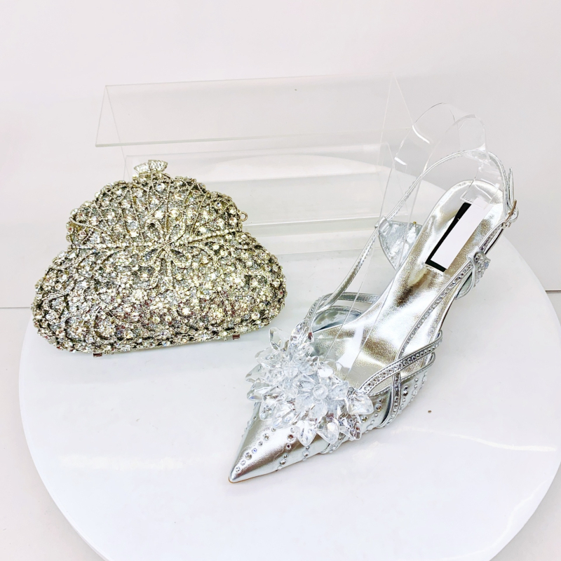 Дамски комплект обувки и чанти с кристали - нисък ток, заострен нос, обувки с една презрамка и катарама, копринена горна част, овча кожа вътрешен материал