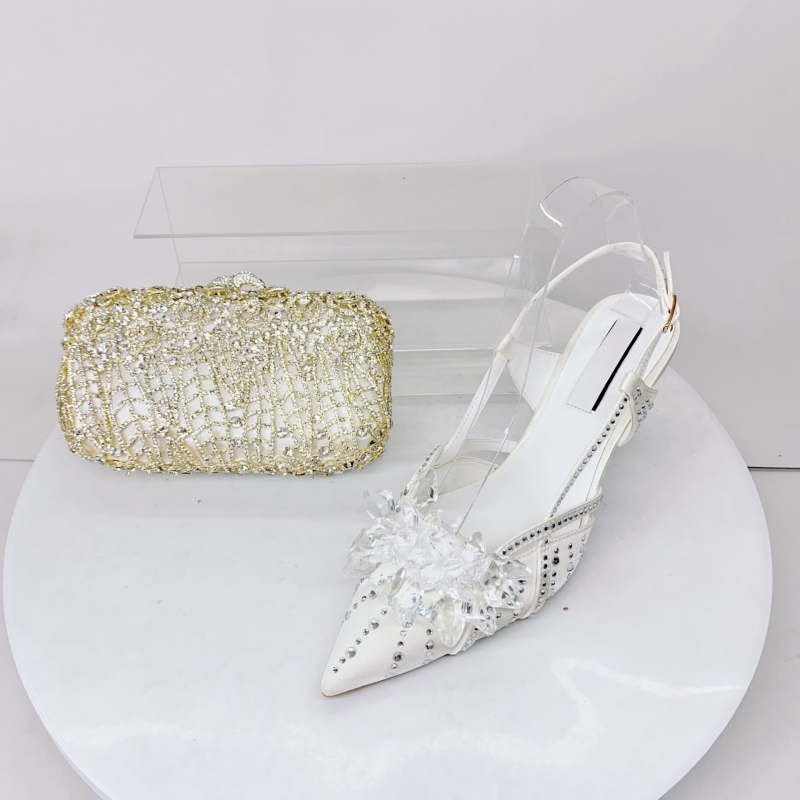 Дамски комплект обувки и чанти с кристали - нисък ток, заострен нос, обувки с една презрамка и катарама, копринена горна част, овча кожа вътрешен материал