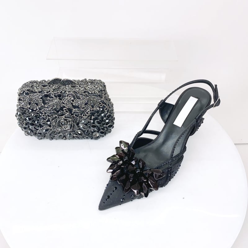 Дамски комплект обувки и чанти с кристали - нисък ток, заострен нос, обувки с една презрамка и катарама, копринена горна част, овча кожа вътрешен материал