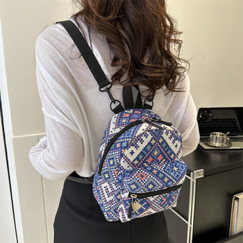 Ženský retro štýlový batoh so špeciálnym materiálom, plátená podšívka, vertikálny štvorcový tvar, zapínanie na zips, dvojité ramenné popruhy