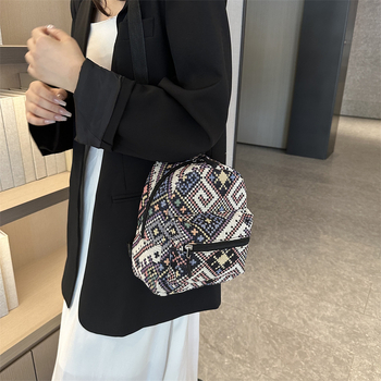 Ženský retro štýlový batoh so špeciálnym materiálom, plátená podšívka, vertikálny štvorcový tvar, zapínanie na zips, dvojité ramenné popruhy