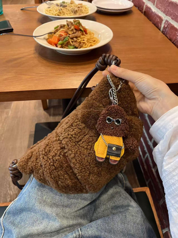 Dumpling taška, street trend štýl, plyšový materiál, podšívka z ovčej vlny, zapínanie na zips, vnútorné vrecko na telefón