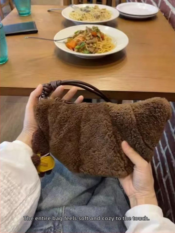 Dumpling taška, street trend štýl, plyšový materiál, podšívka z ovčej vlny, zapínanie na zips, vnútorné vrecko na telefón