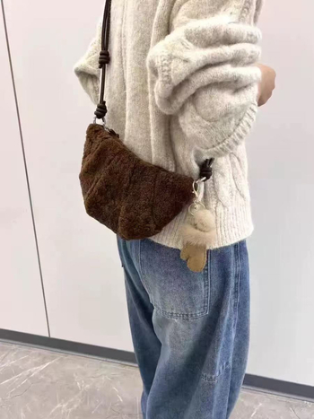 Dumpling taška, street trend štýl, plyšový materiál, podšívka z ovčej vlny, zapínanie na zips, vnútorné vrecko na telefón