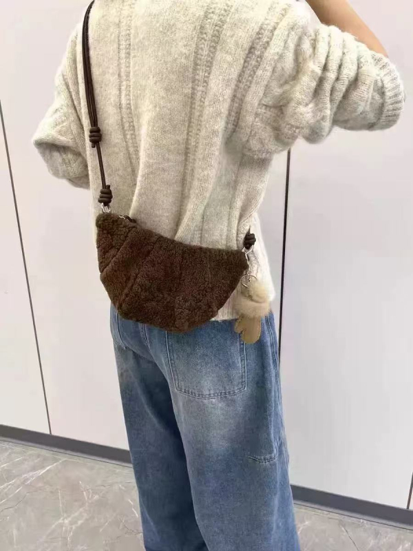 Dumpling taška, street trend štýl, plyšový materiál, podšívka z ovčej vlny, zapínanie na zips, vnútorné vrecko na telefón