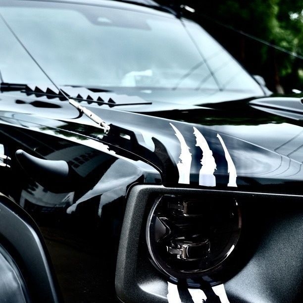 Autocolant decorativ auto cu imprimare de labă și sprânceană a farului, material epoxidic, instalare cu bandă adezivă, personalizabil