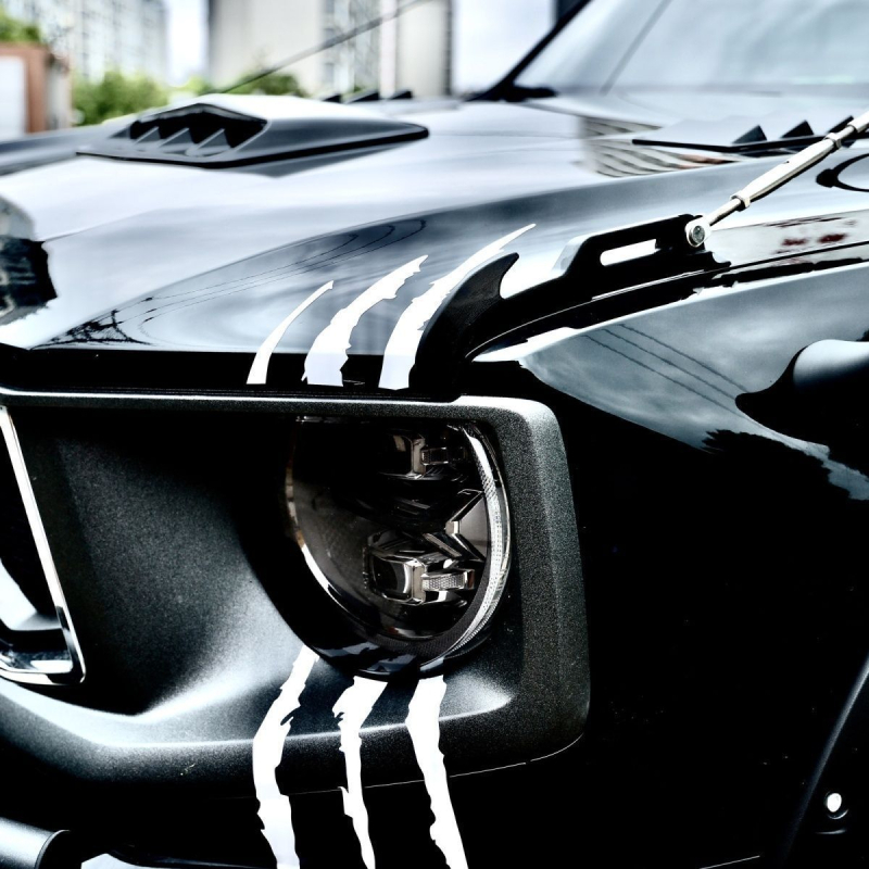 Autocolant decorativ auto cu imprimare de labă și sprânceană a farului, material epoxidic, instalare cu bandă adezivă, personalizabil