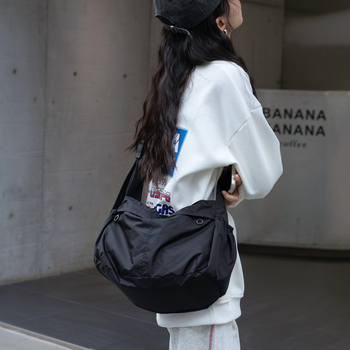 Geantă dumpling din nylon, stil urban simplu, formă orizontală pătrată, închidere cu fermoar.