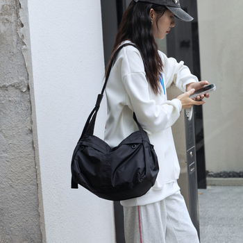 Geantă dumpling din nylon, stil urban simplu, formă orizontală pătrată, închidere cu fermoar.