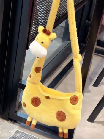 Plyšová žirafí taška typu tote, vodorovný štvorcový tvar, zips, podšívka z nylonu