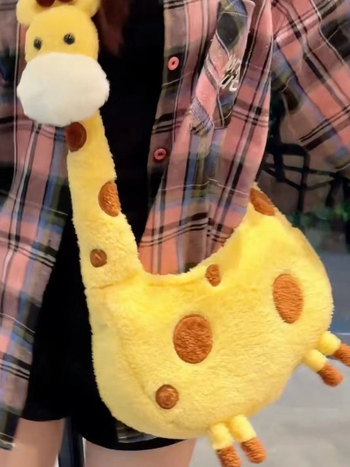 Plyšová žirafí taška typu tote, vodorovný štvorcový tvar, zips, podšívka z nylonu