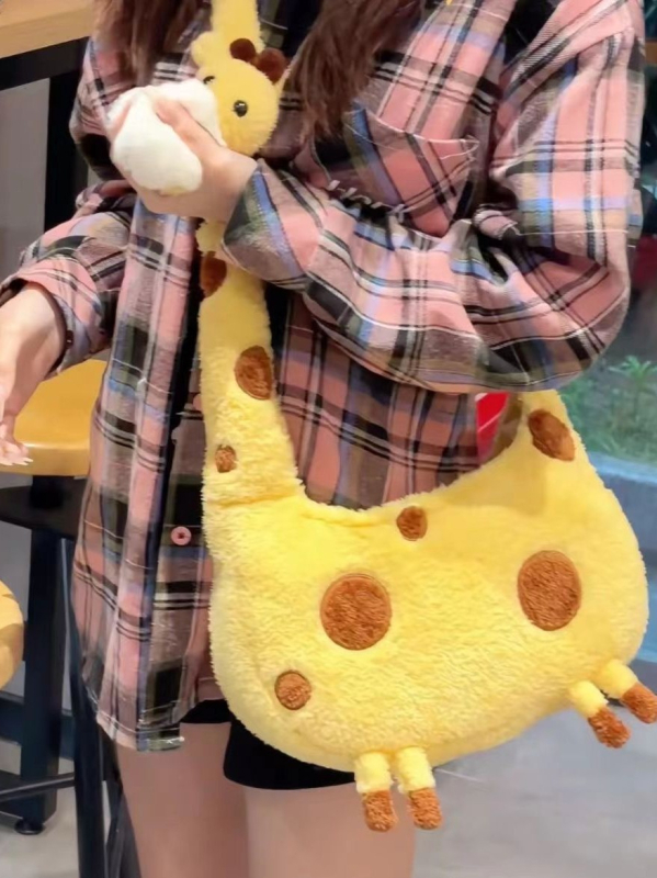 Plyšová žirafí taška typu tote, vodorovný štvorcový tvar, zips, podšívka z nylonu