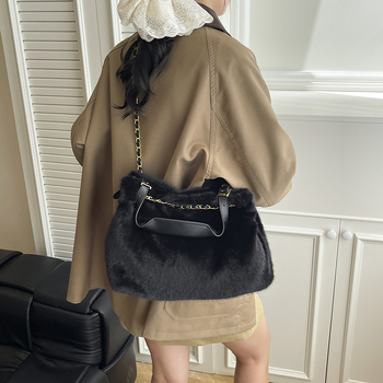 Geantă de umăr din pluș, stil urban, cu curea crossbody — formă orizontală pătrată, închidere magnetică, Toamnă 2025