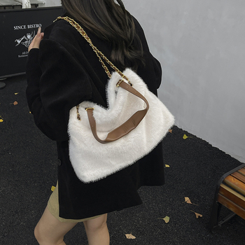 Geantă de umăr din pluș, stil urban, cu curea crossbody — formă orizontală pătrată, închidere magnetică, Toamnă 2025