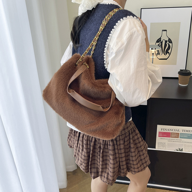 Geantă de umăr din pluș, stil urban, cu curea crossbody — formă orizontală pătrată, închidere magnetică, Toamnă 2025