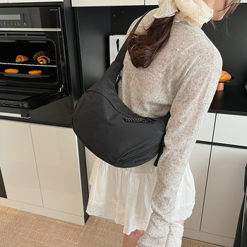 Geantă crossbody Dumpling pentru femei - Capacitate mare, Stil urban, Material textil, Închidere cu fermoar, Buzunar interior cu fermoar