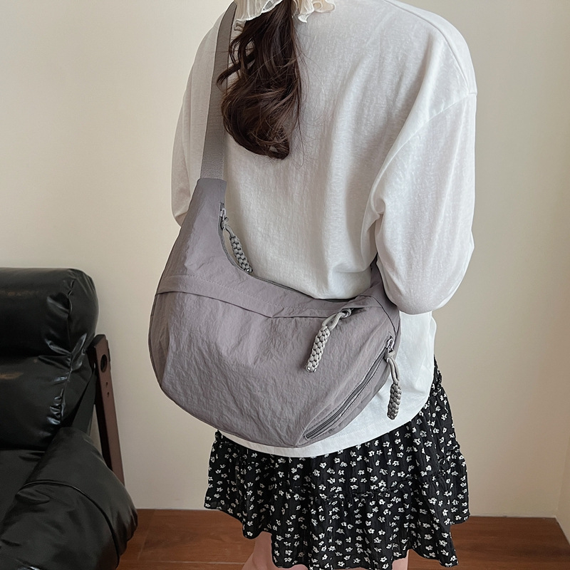 Geantă crossbody Dumpling pentru femei - Capacitate mare, Stil urban, Material textil, Închidere cu fermoar, Buzunar interior cu fermoar