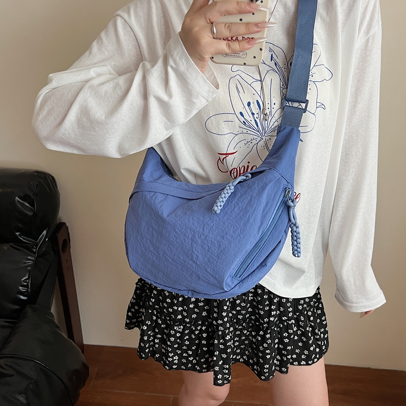 Geantă crossbody Dumpling pentru femei - Capacitate mare, Stil urban, Material textil, Închidere cu fermoar, Buzunar interior cu fermoar