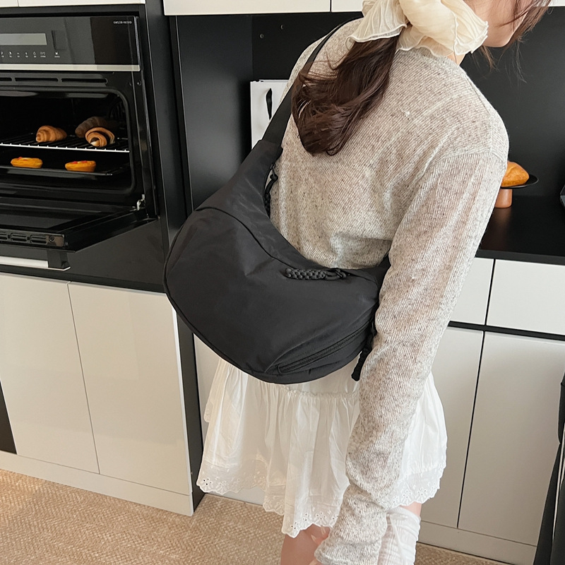 Geantă crossbody Dumpling pentru femei - Capacitate mare, Stil urban, Material textil, Închidere cu fermoar, Buzunar interior cu fermoar