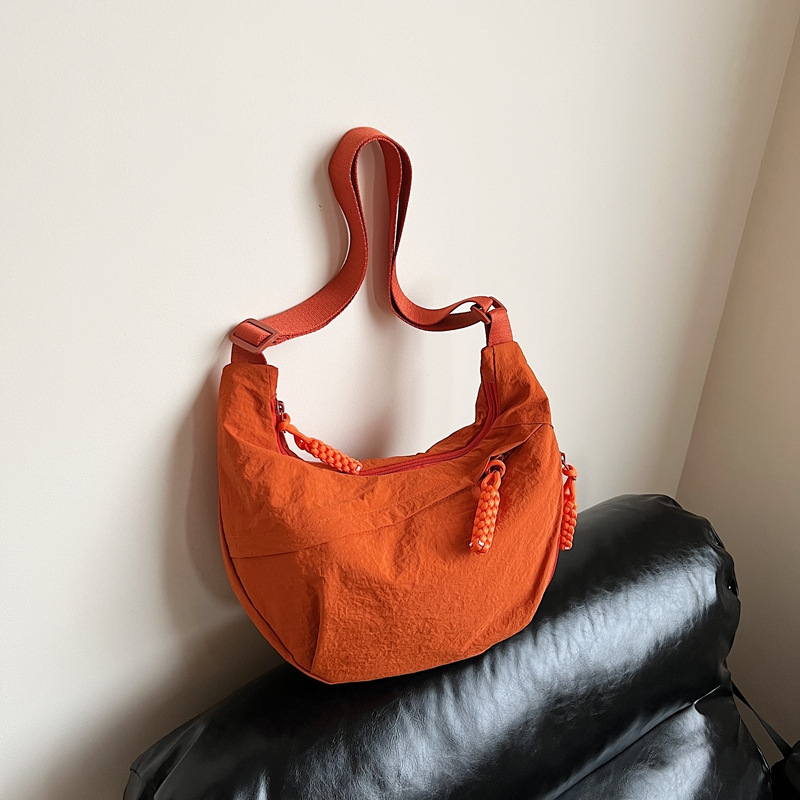 Geantă crossbody Dumpling pentru femei - Capacitate mare, Stil urban, Material textil, Închidere cu fermoar, Buzunar interior cu fermoar