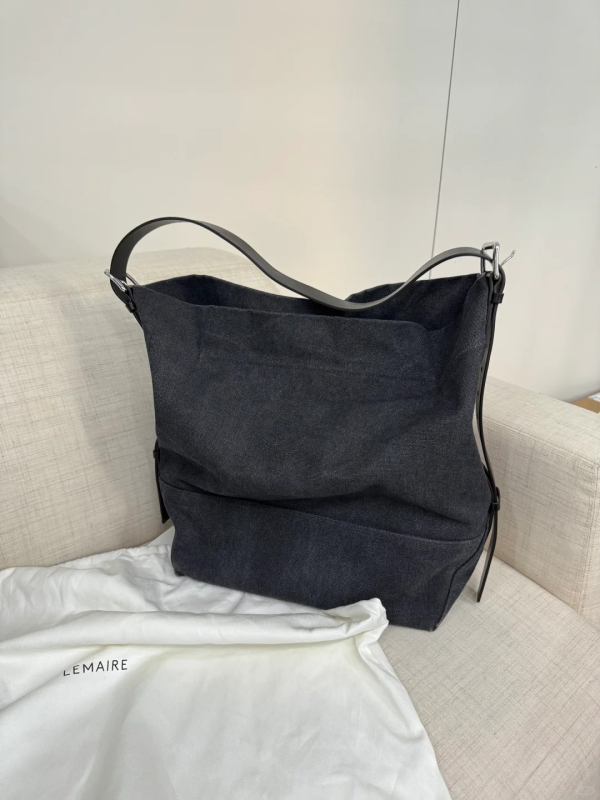 NX Geantă Tote din pânză și piele de vită — formă verticală pătrată, căptușeală din pânză, primăvara 2025