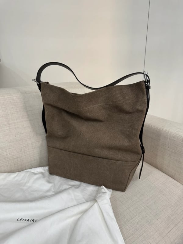 NX Geantă Tote din pânză și piele de vită — formă verticală pătrată, căptușeală din pânză, primăvara 2025