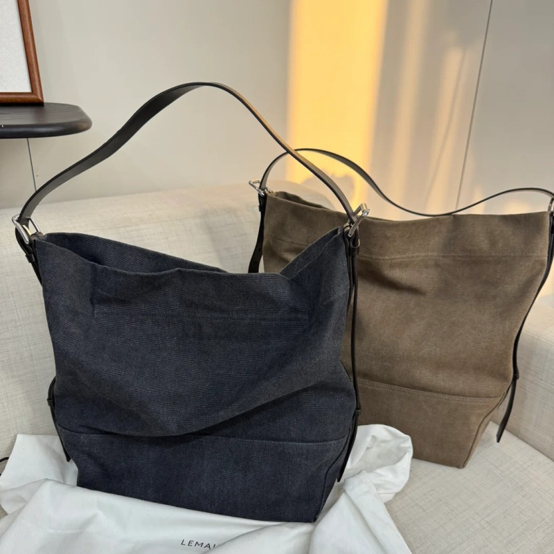 NX Geantă Tote din pânză și piele de vită — formă verticală pătrată, căptușeală din pânză, primăvara 2025