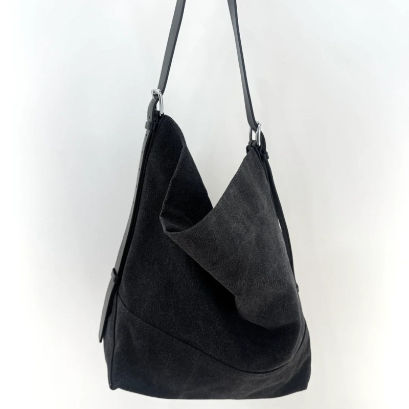 NX Geantă Tote din pânză și piele de vită — formă verticală pătrată, căptușeală din pânză, primăvara 2025