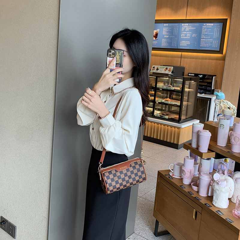 Geantă cilindrică pentru femei, crossbody, PU – stil Boston, închidere cu fermoar, buzunare interne pentru telefon și buletin (Primăvara 2023)