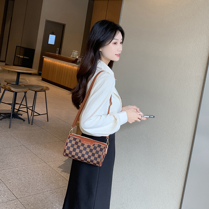 Geantă cilindrică pentru femei, crossbody, PU – stil Boston, închidere cu fermoar, buzunare interne pentru telefon și buletin (Primăvara 2023)