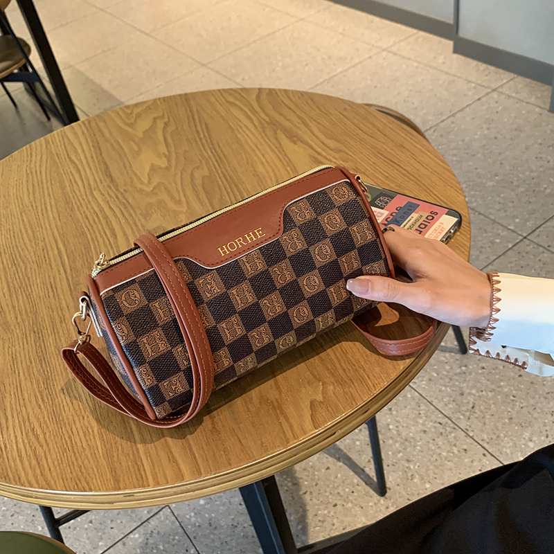 Geantă cilindrică pentru femei, crossbody, PU – stil Boston, închidere cu fermoar, buzunare interne pentru telefon și buletin (Primăvara 2023)