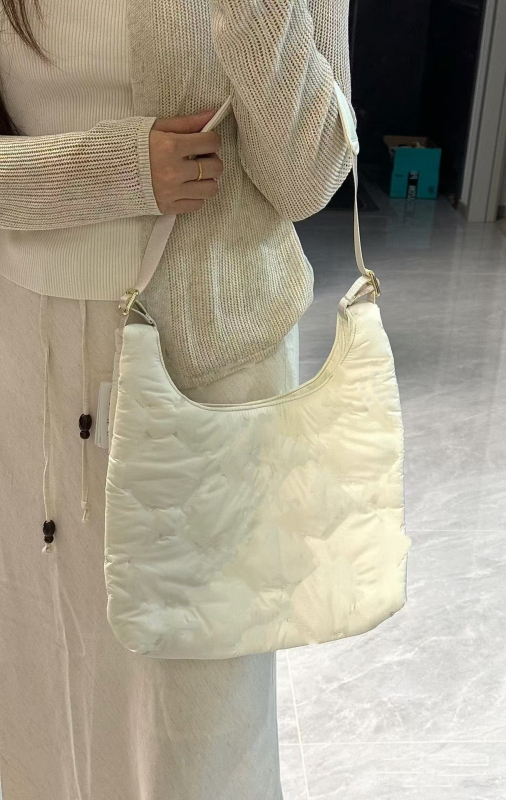 Quilty Pleasures Mini Geantă de umăr pentru femei Quilted (Material compozit; formă pătrată verticală; închidere magnetică; buzunare interioare: fermoar, telefon, documente; căptușeală poliester-bumbac)